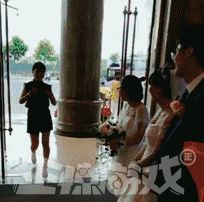 正惊gif:注孤生!小伙子打篮球,竟对篮筐下的女孩做出这种动作