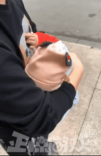 正惊gif:注孤生!小伙子打篮球,竟对篮筐下的女孩做出这种动作