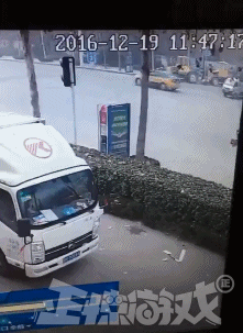 正惊gif:注孤生!小伙子打篮球,竟对篮筐下的女孩做出这种动作