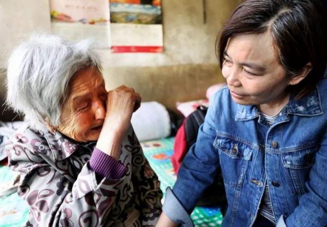 "新型不孝"在蔓延,比组团啃老更伤父母心,年轻子女要反思