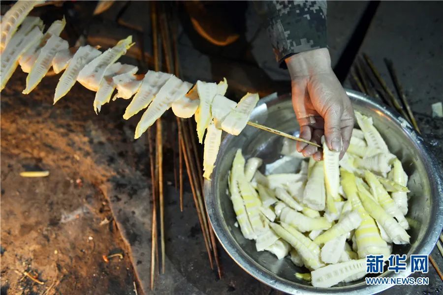 将煮熟的摆竹笋片制成串