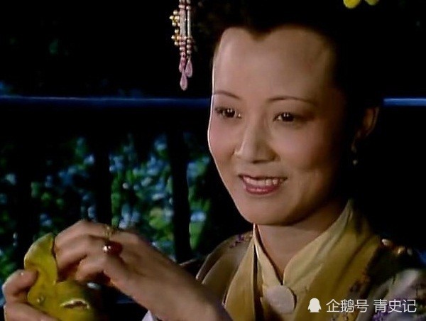 秦可卿咽气之后,尤氏贾珍在天香楼里,悄悄做下三件大事