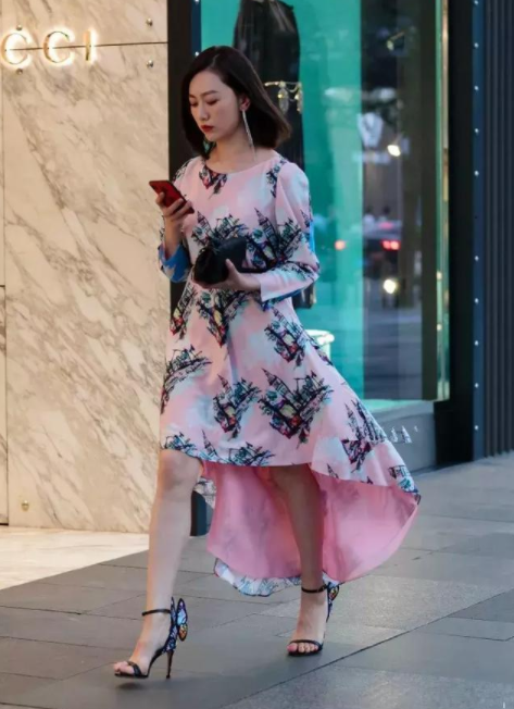 街拍美图:穿搭优美靓丽的小姐姐,魅力势不可挡,展现都市丽人气质!