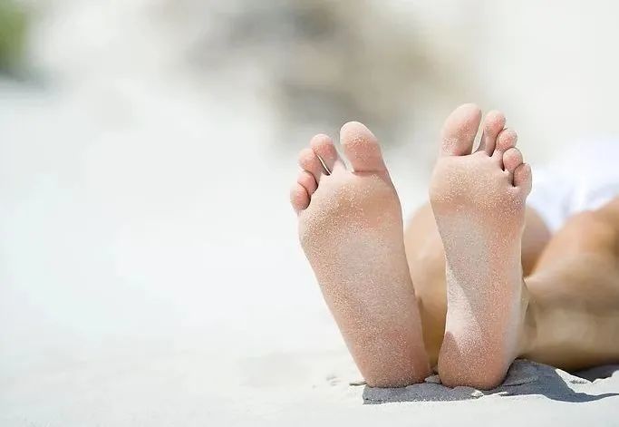 春季养肝,脚底这根筋越硬,肝病越严重!灸透脚底,掌握长寿开关!