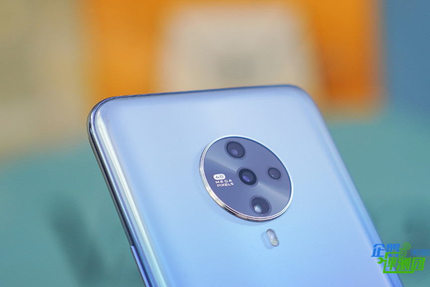 背部镜头方面,vivo s6后置摄像头采用了圆形的模组,搭载后置4800万四