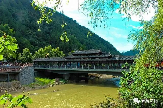 景宁鹤溪河上的廊桥,一座桥,便是一处风景