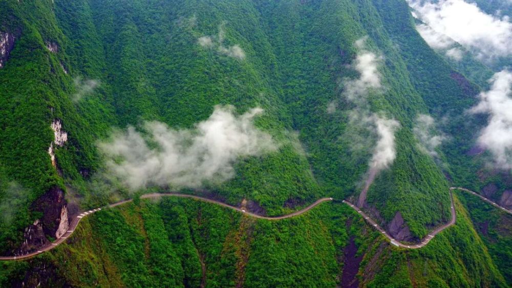 (巴鹤公路鹤峰雕崖段/黄澄)