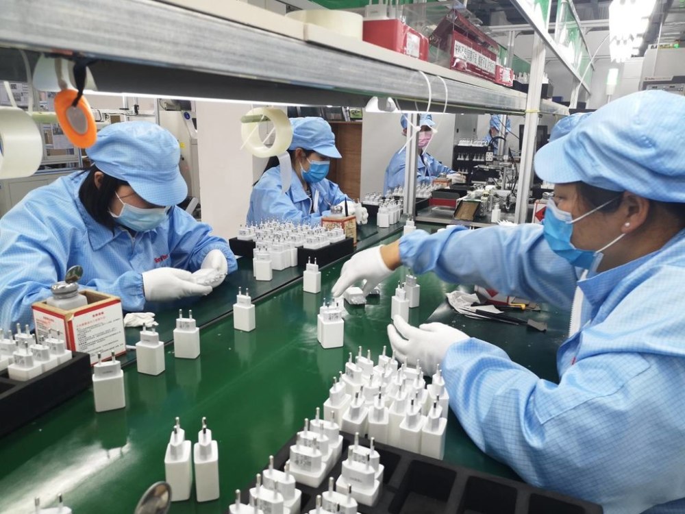 香港天宝集团成品组装车间,员工正在为包装做最后检查.
