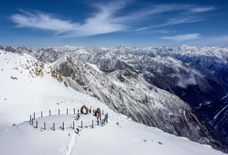 2020年3月31日,达古冰川风景区索道上站,游客滑雪的场景.