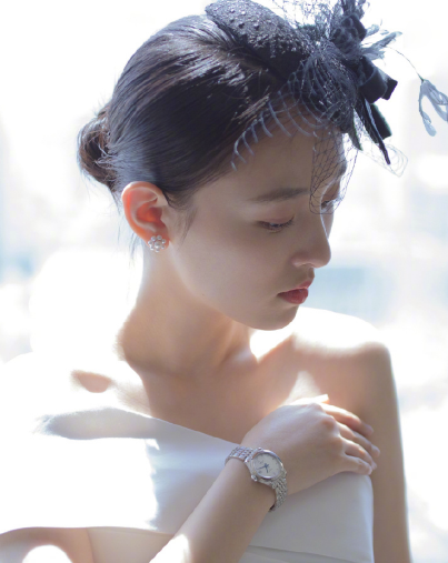 吴倩穿婚纱拍写真,全程用扇子捂,当挪开的那刻,男粉瞬间沸腾!