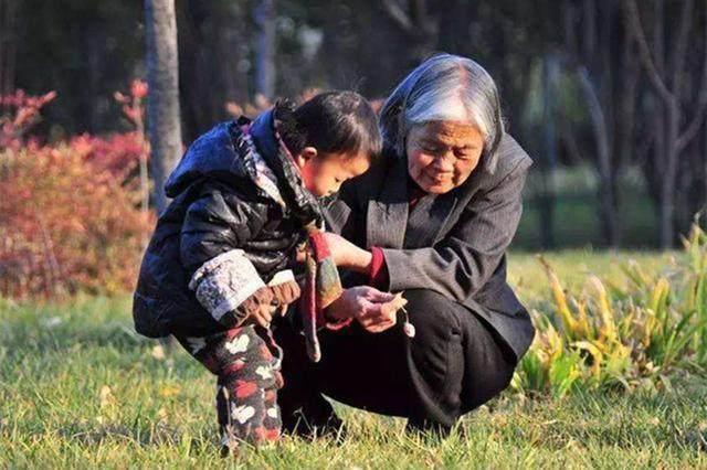 老人带小孩,劳神又费力,儿女莫要寒了父母心