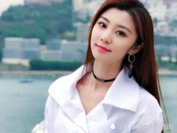 "王牌女郎"费费火过主持人,得知她的身份后,网友:怪不