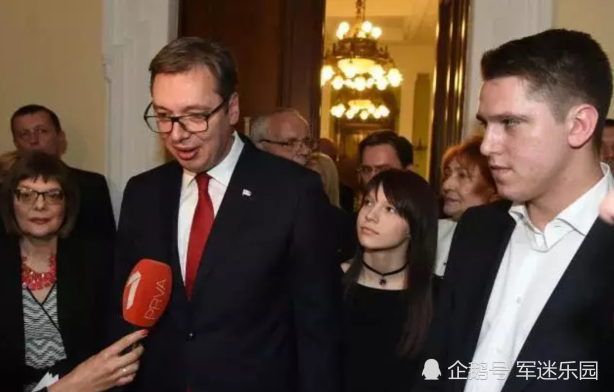 本以为塞尔维亚总统年轻时够帅了,直到看见儿子长相,这才是真的霸道