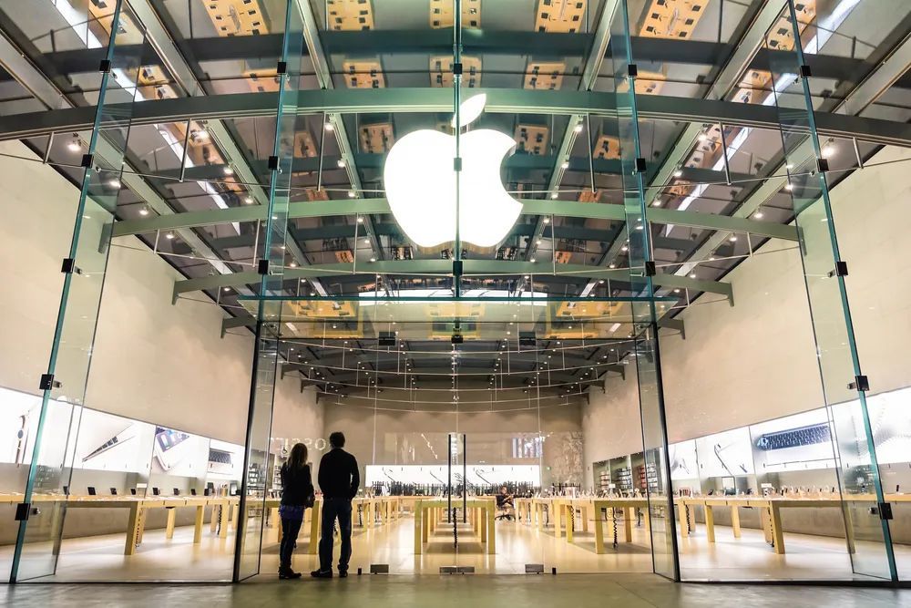 今年手机销量将是十年最低;苹果美国零售店停业直到5月;迪士尼美国