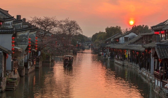 行走在西塘古镇的烟雨长廊时·看着夕阳下的小桥流水·黛瓦白墙