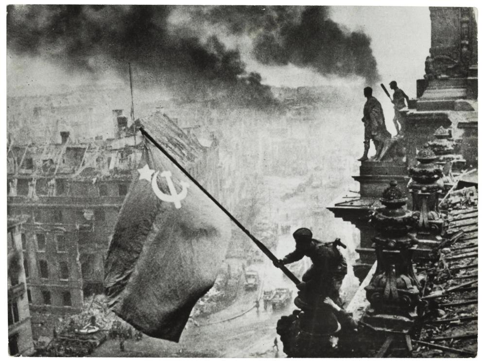 二战最著名升旗照:苏军手表抢来的?摄影师为何被解雇?