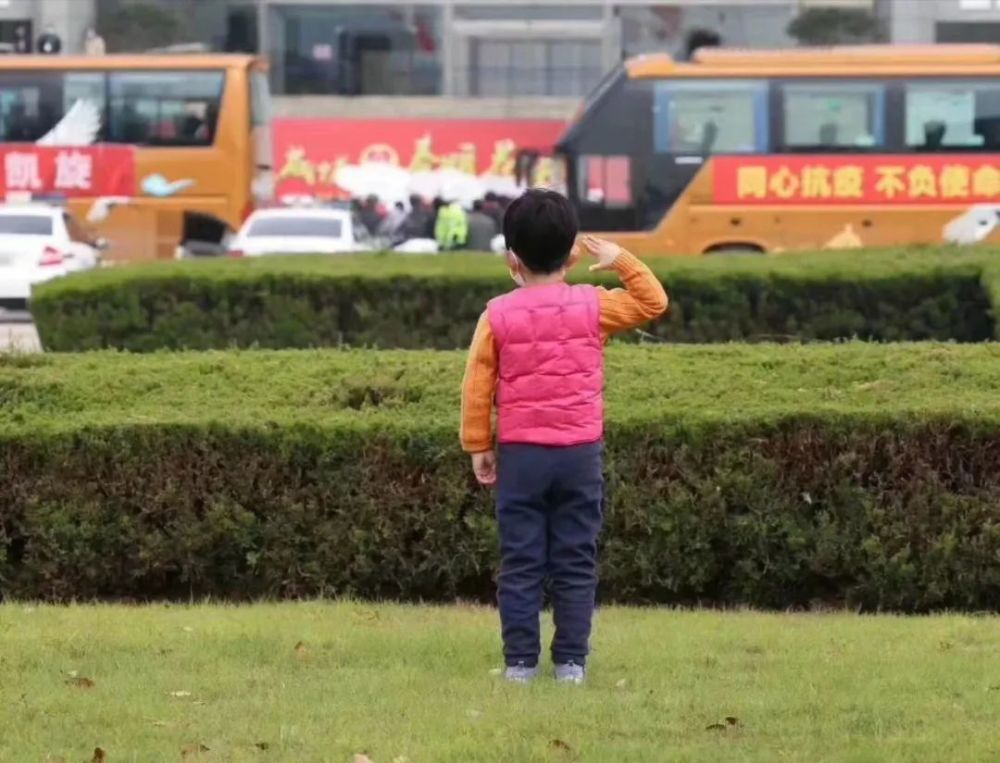 小朋友,你敬礼的样子真可爱 "立正敬礼!"铁骑警车开道