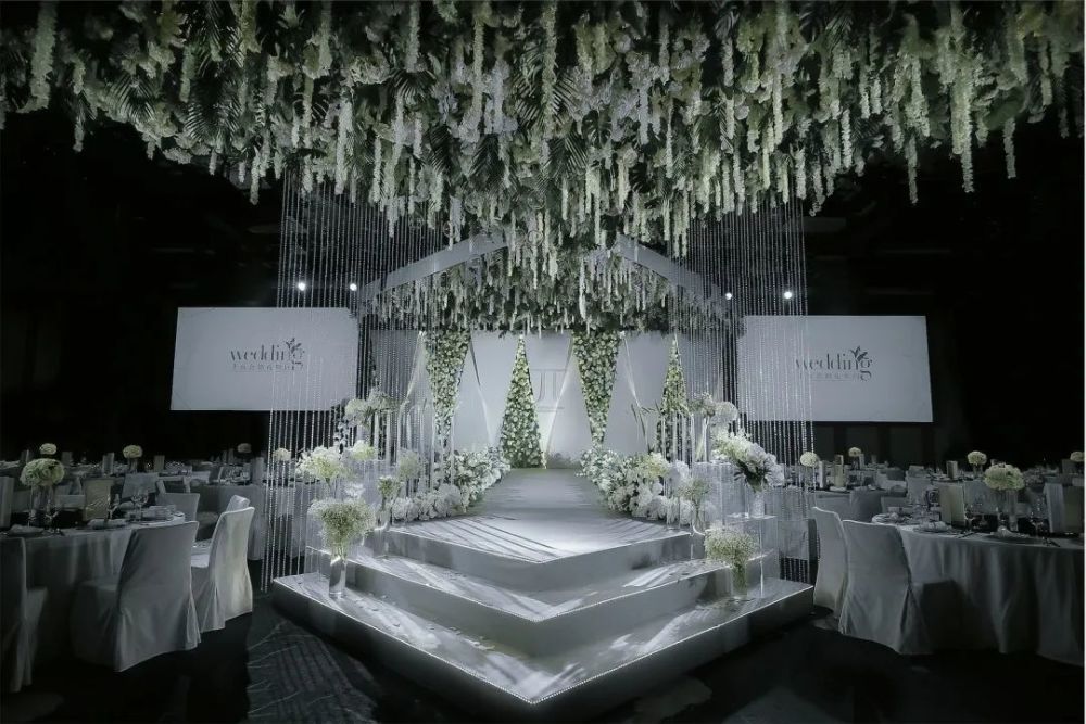 清爽灰绿色,搭配新娘酷爱花艺,高级感的婚礼搭建