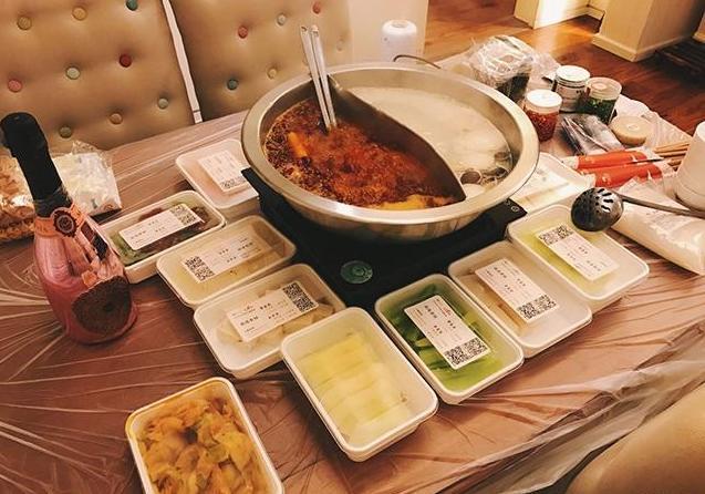 带你看看陈瑶的豪宅,在家吃饭都用一次性餐盒,餐桌还包着塑料膜