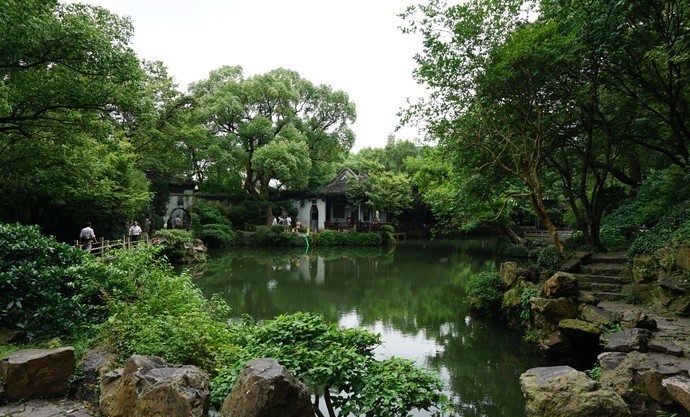 寄畅园位于锡惠公园内,毗邻惠山寺.