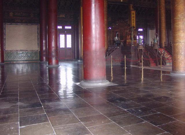 故宫地砖损坏,工匠修复时发现一"秘密",专家:朱棣心真
