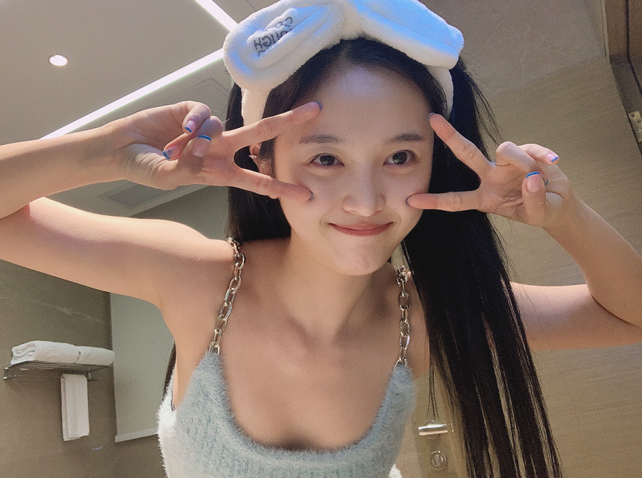 吴宣仪素颜出镜自拍,美丽俏皮搞怪大力士不同风格应有