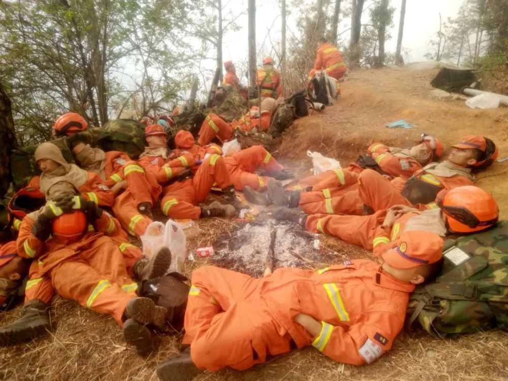 刷爆朋友圈的这组丽江消防员"睡觉照",还没看完就流泪