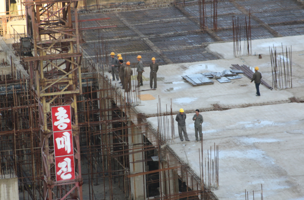 朝鲜图集:镜头下朝鲜的女兵,学生和建筑工地