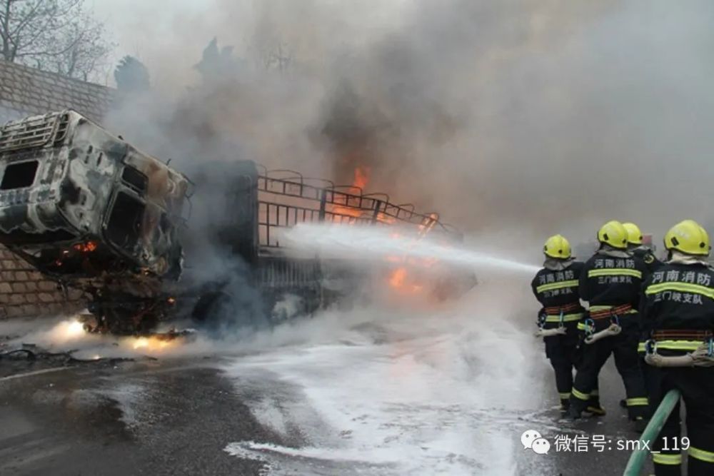 连霍高速一货车起火 三门峡消防员紧急救援