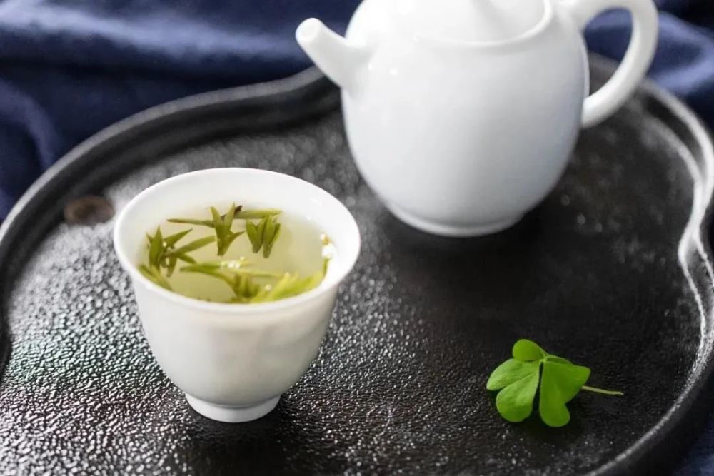 一个人喝酒,可能是闷酒;一个人喝茶,却是境界