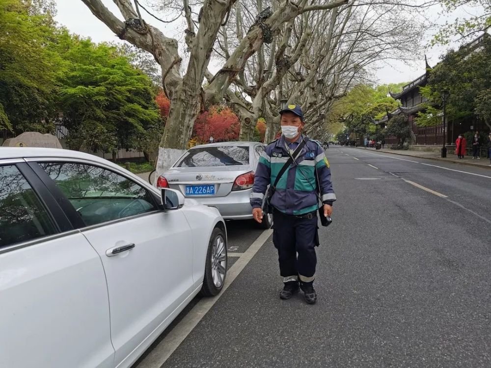 孤山路上有位"春日里"的停车收费员