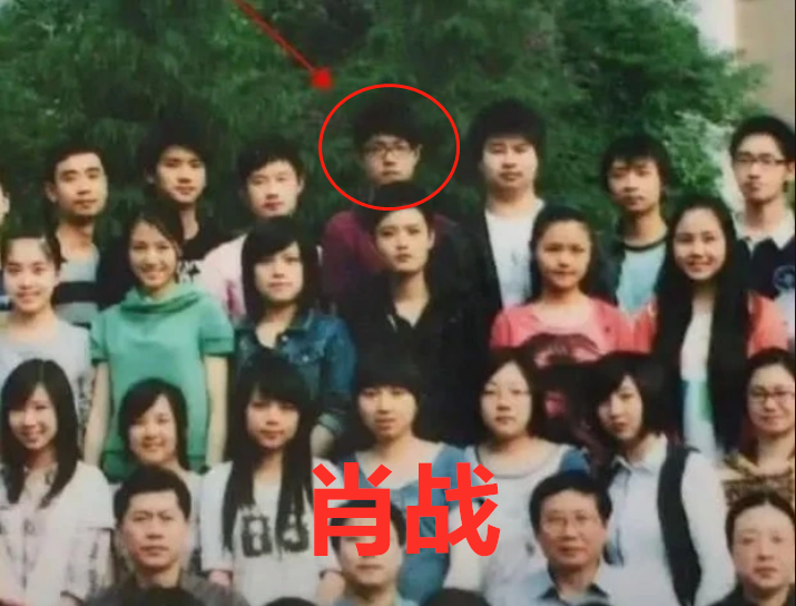 蔡徐坤毕业照,易烊千玺毕业照,吴磊毕业照,看到肖战:费眼神