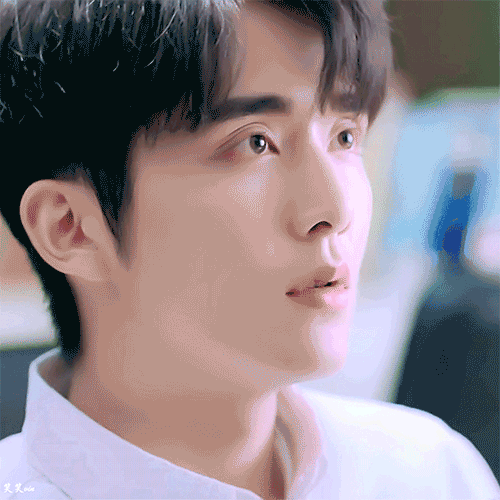 在看张新成采访的时候,他提到自己眼皮的多层,睁眼睛都很麻烦,我噗笑