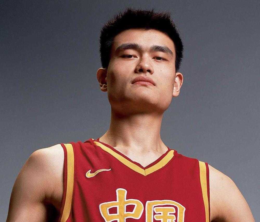 他是中国家喻户晓的篮球明星,独身勇闯nba,奥尼尔都赞赏有加!