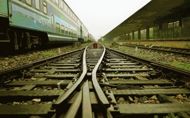 仔细的感受旅途时光 交通发达便利的今天 曾经的绿皮火车 成为了很多