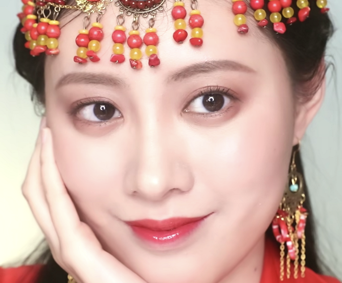 小姐姐脸上画"东宫小枫"仿妆,起初以为开玩笑,最后:孪生姐妹?