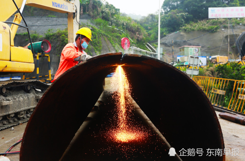 福厦高铁新云居山隧道施工人员正在焊接物件