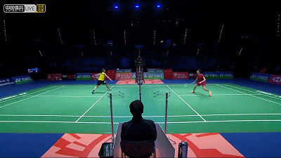 随后又利用正手位置的高远球,吊大斜线,打了陈雨菲一个措手不及