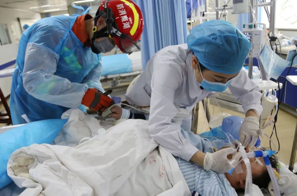消防队员走上"手术台" 解救休克病人的手指!