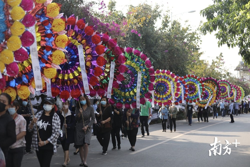 追悼救火英雄:亲人到西昌送别,市民排长队默哀