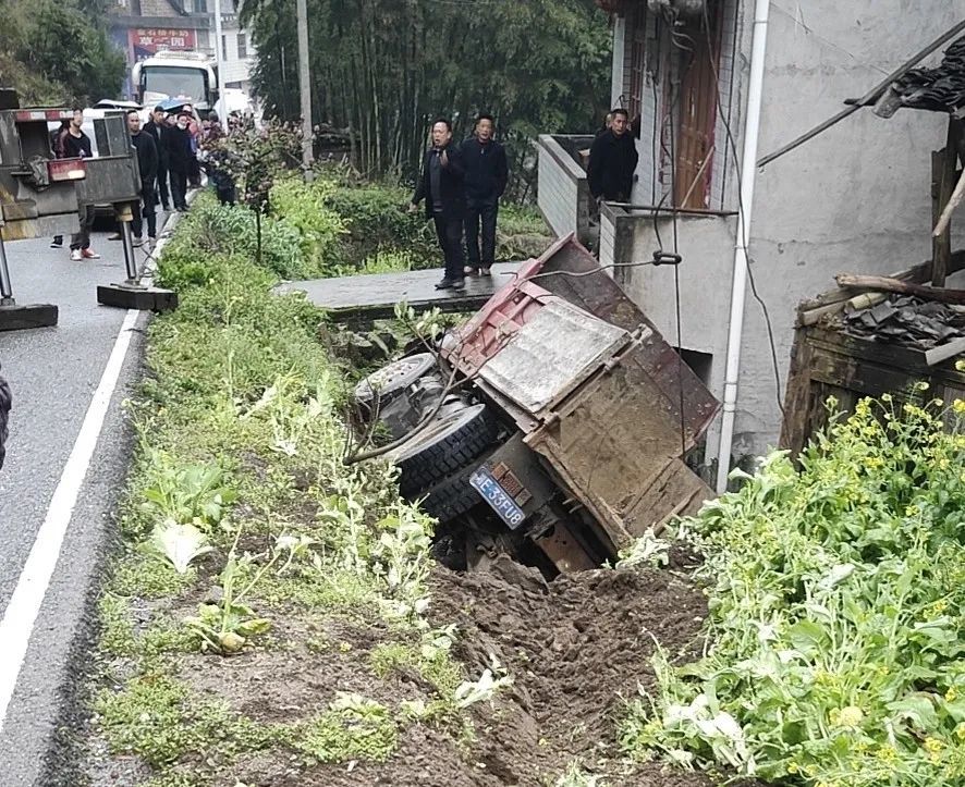 隆回金石桥一辆大货车发生侧翻,损失惨重!