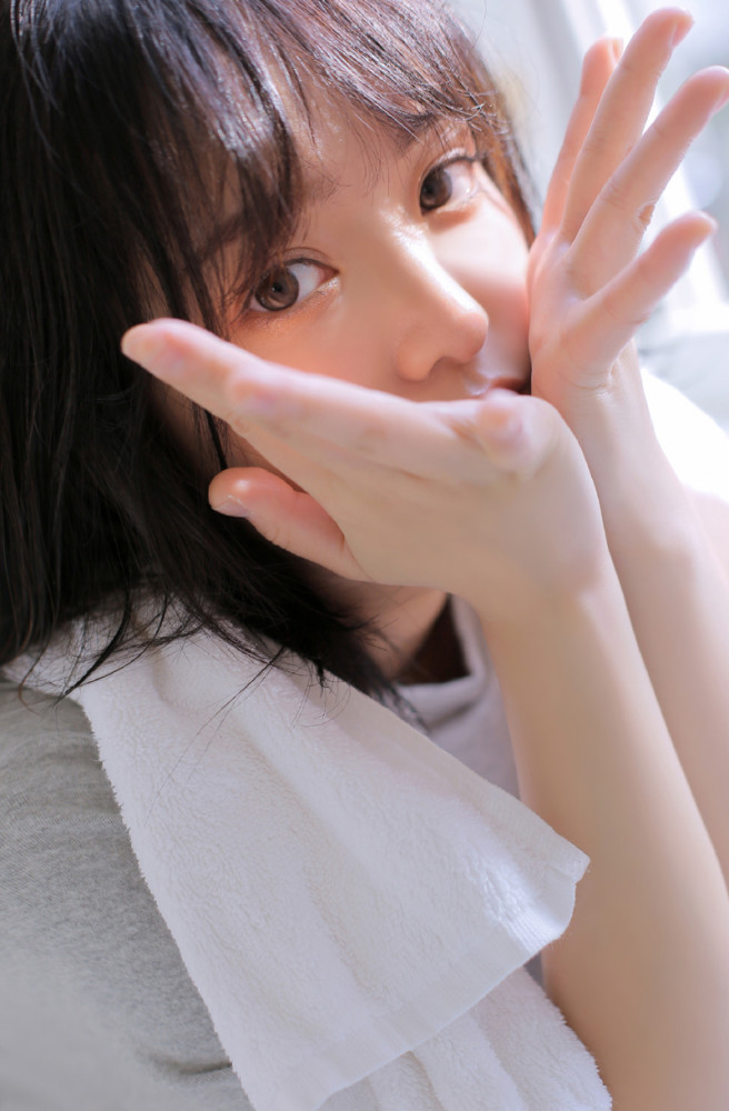 短发美女性感湿发诱惑浴室写真图片