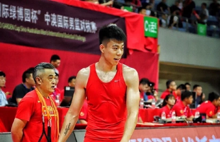 张镇麟被誉为天才篮球少年,身高208,臂