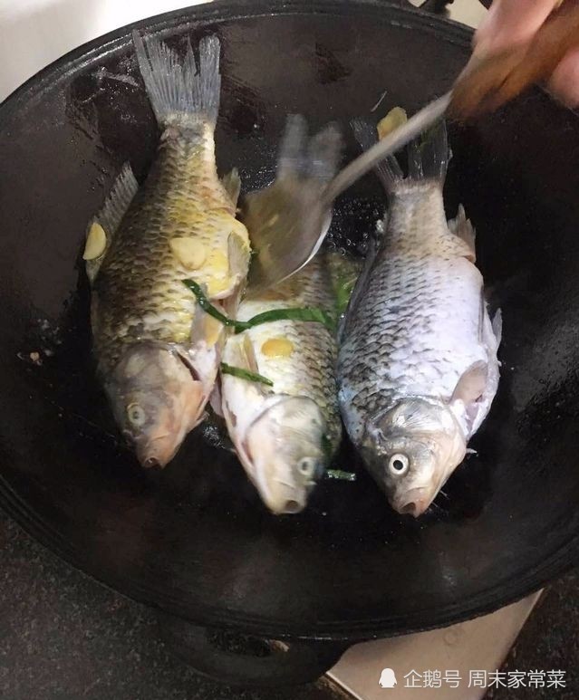 将洗净的鱼放入油锅煸炒片刻(注意火候应调小,太大的或会将鱼面烧焦)