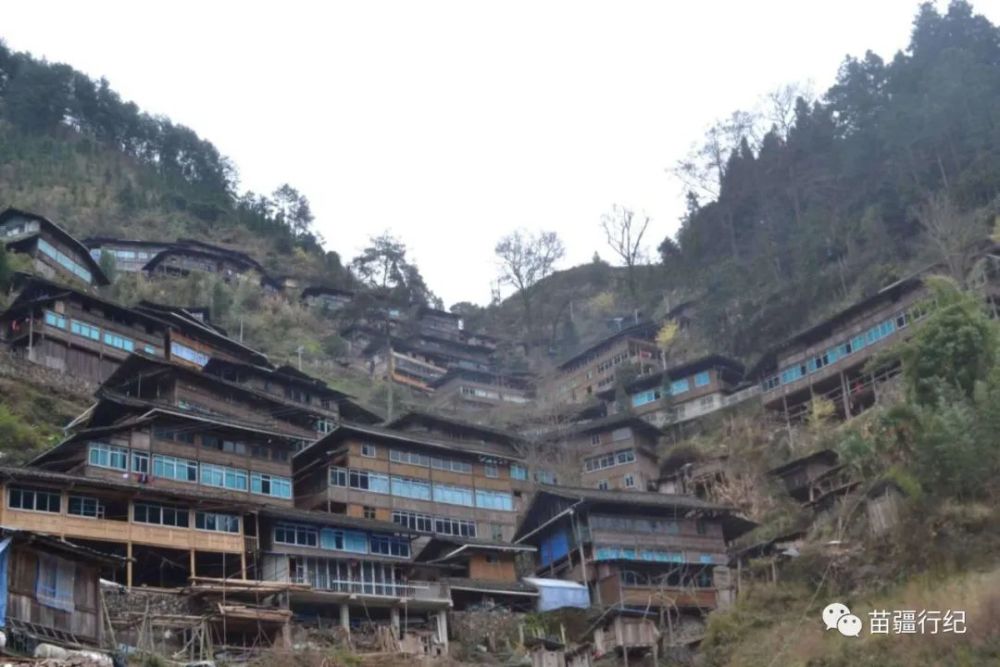苗岭巍峨兮清江扬其波,山寨静美兮苗人鼓其乐