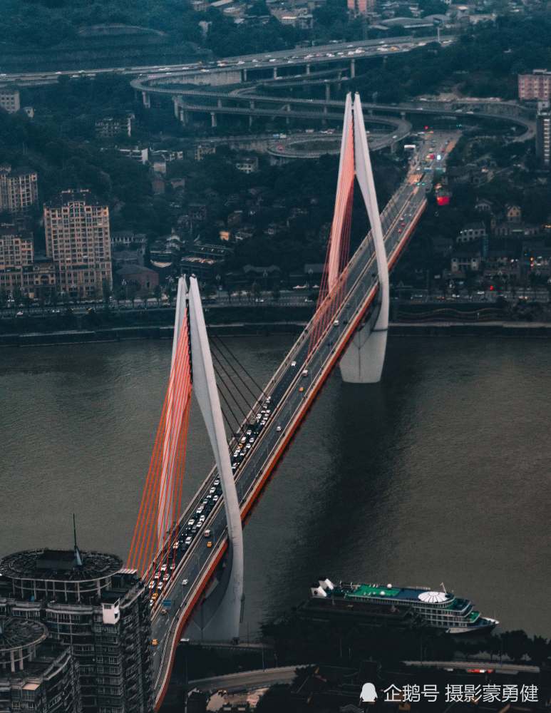 东水门大桥 重庆长江嘉陵江交汇孕育了这片土地,充满山城气息的人们