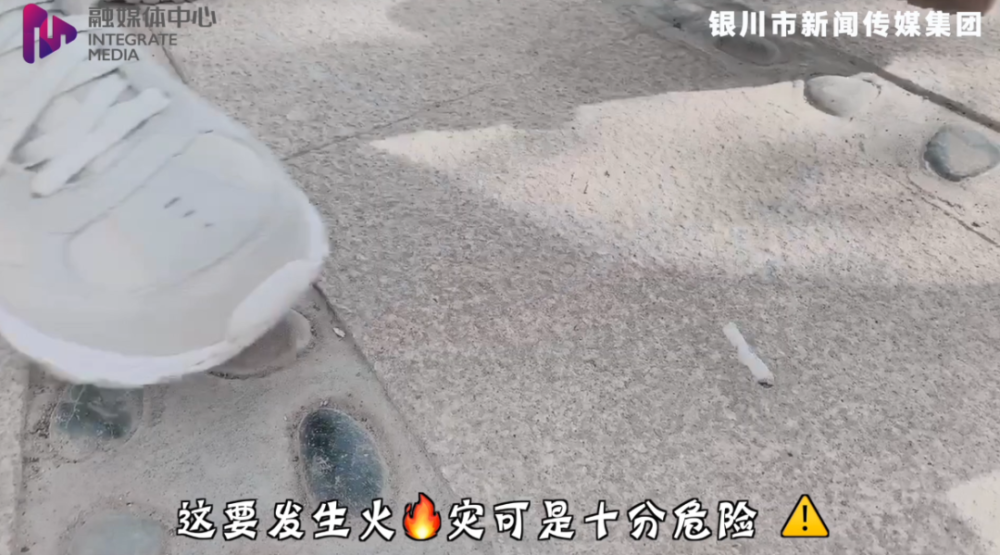 银川一小哥在贺兰山上抽烟,弹烟头!直接怒怼!