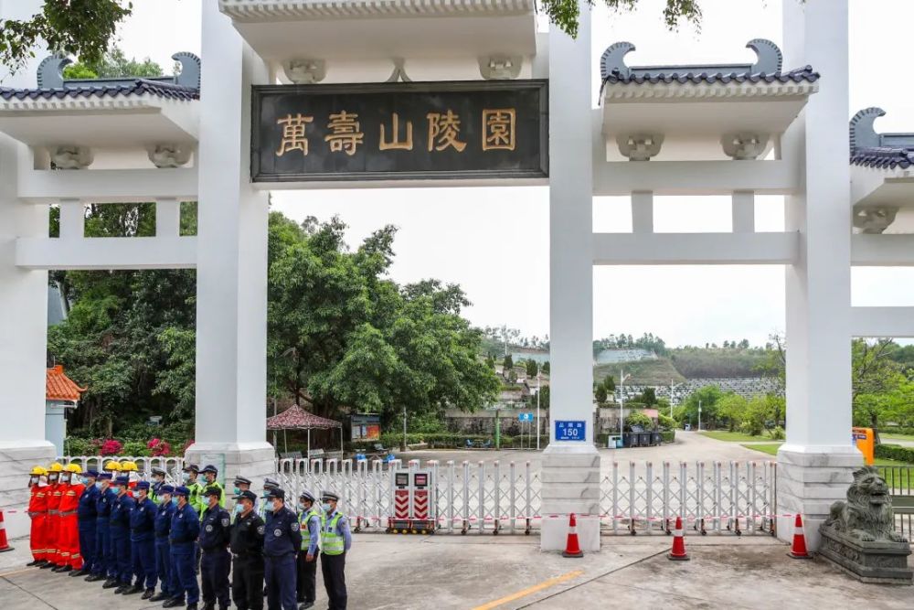 王卫一行首先来到观澜街道万寿山陵园,实地检查疫情防控和森林防火有