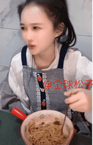 有钱人也吃面条?赵本山女儿直播遭遇无聊评论,表情超无奈