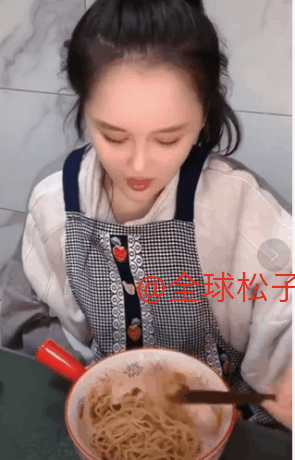 有钱人也吃面条?赵本山女儿直播遭遇无聊评论,表情超无奈